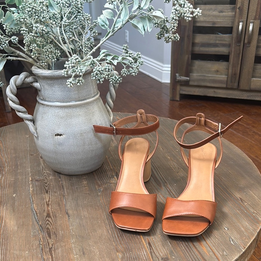 Universal Thread Tan Heels with Ankle Strap size 9.5